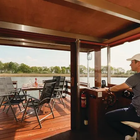 Botel Awesome Ship In With Kitchen 3*